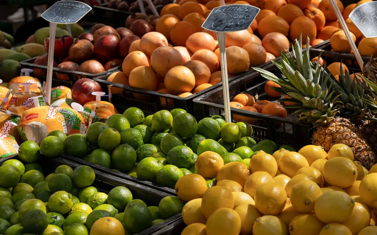 Market Stall or High Street Shop? Comparing Costs and Footfall for Mercia Traders